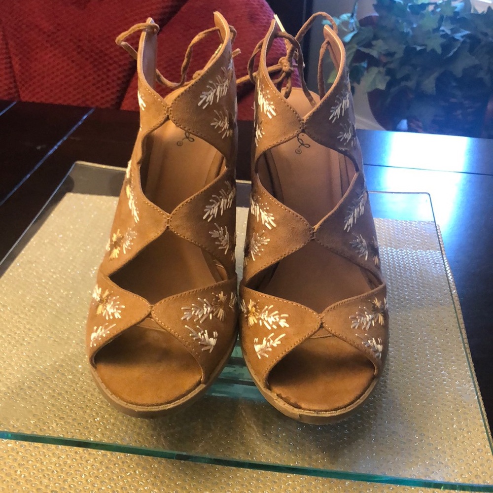 Quipid Wedge Suede and Embroidery Flowers - Heels